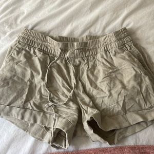 khaki loose shorts